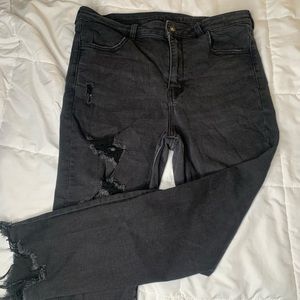 DISTRESSED BLACK AEO SKINNY JEANS